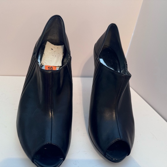 Beautiful 4’ leather heel by Guess - Picture 4 of 8